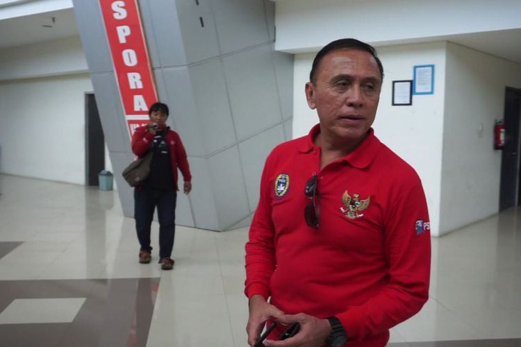 Ketua Umum PSSI Mochamad Iriawan atau yang akrab disapa Iwan Bule, saat melihat fasilitas di Stadion Gelora Joko Samudro (Gejos) Gresik.