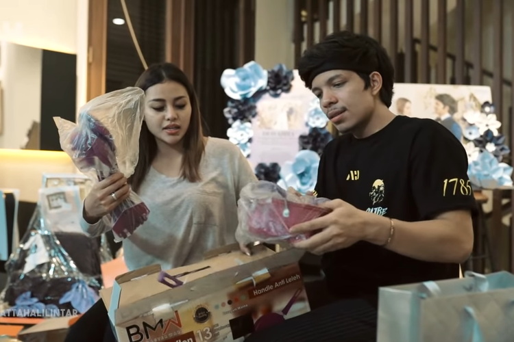 Atta Halilintar dan Aurel Hermansyah saat membuka kado pernikahan berupa peralatan dapur serba ungu yang diberikan oleh fans