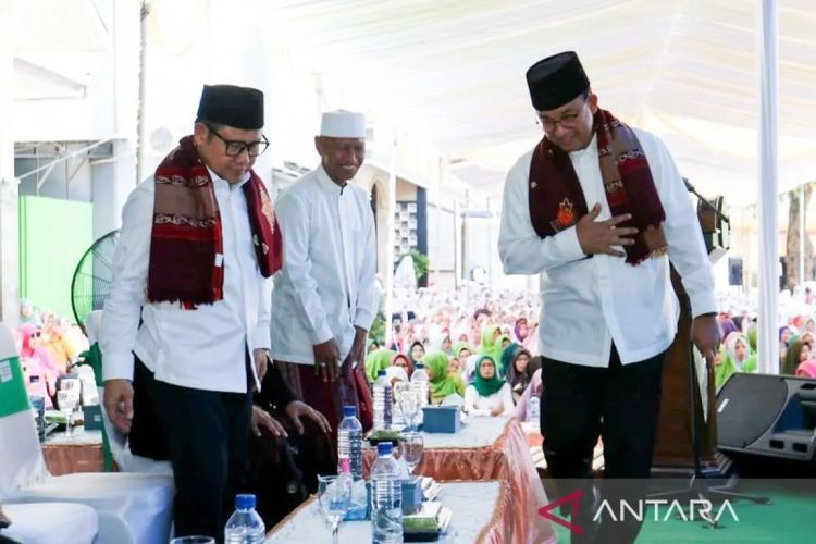 Bakal capres dan cawapres Anies Baswedan-Muhaimin Iskandar saat safari politik ke Ponpes Darussalam Blokagung, Banyuwangi, Jawa Timur. Kamis (28/9/2023) ANTARA/Novi Husdinariyanto.