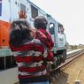 Senang Lihat Kereta, Anak Ini Diajak KAI Keliling Stasiun dan Naik KA