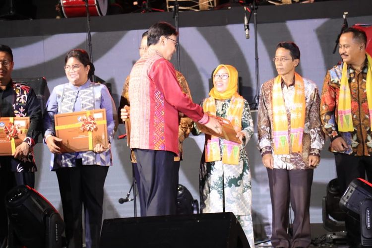 Kepala Dinas Dikbudpora Ramlah Habibie menerima sertifikat Warisan Budaya Takbenda dari Menteri Dalam Negeri Tjahjo Kumolo di Istora Senayan Jakarta, Selasa (8/10/2019). Dengan bertambah tujuh tersebut maka sudah ada 30 budaya Gorontalo yang ditetapkan sebagai Warisan Budaya Takbenda (WBTB).