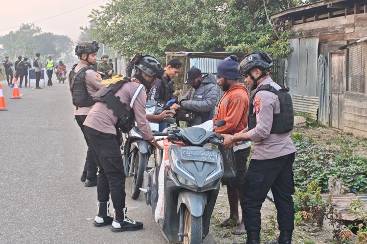 Polres Dogiyai dan TNI Razia Dua Kampung, Sita Senjata Tajam dan Katapel
