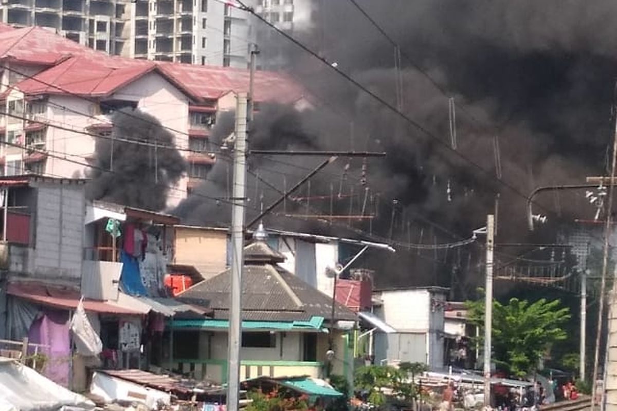 Kebakaran di kawasan Benhil, Jakarta Pusat, Sabtu (13/6/2020)