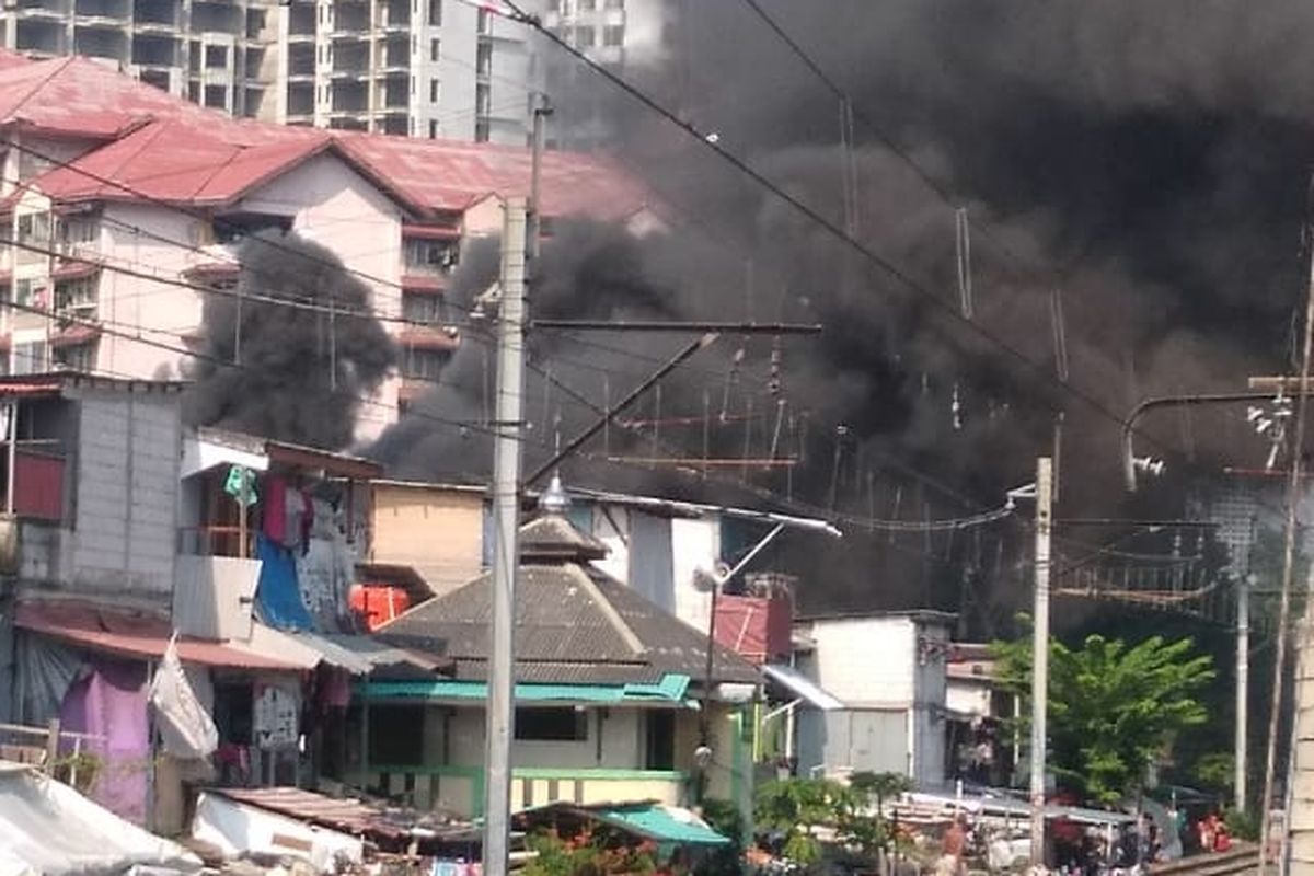 Sebuah Bangunan Terbakar Di Bendungan Hilir, 15 Mobil Damkar Dikerahkan