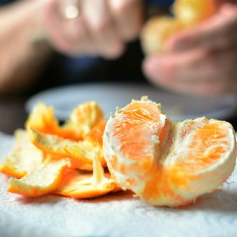 Kulit jeruk memiliki berbagai manfaat, seperti mengusir kucing dan serangga, hingga menghilangkan bau tidak sedap di sudut-sudut rumah.