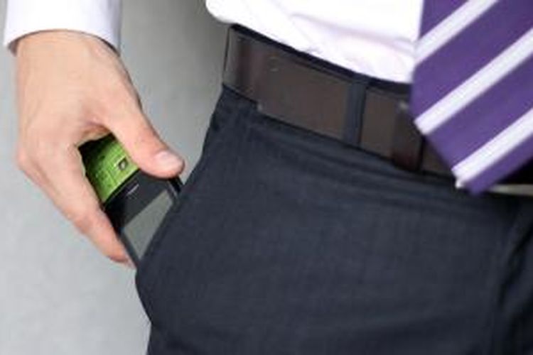 Sarankan agar pasangan tidak menyimpan ponselnya di saku celana.