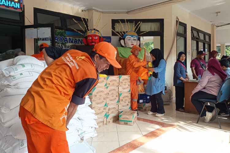 Warga Terima Bantuan Pangan di Kramat Jati: Bantu Banget, Beras Lagi Mahal dan Dollar Naik