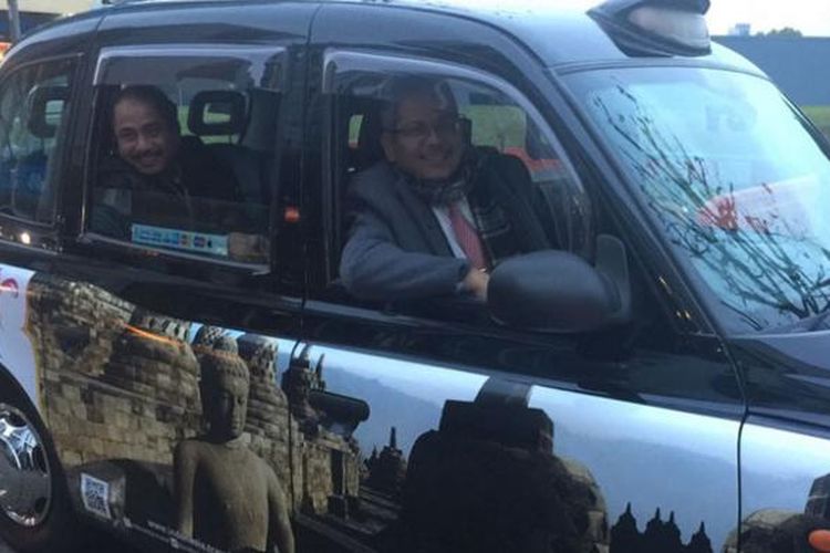 Menpar Arief Yahya bersama Dubes RI untuk Inggris Raya Rizal Sukma bersama rombongan menjajal naik Black Cab Taxi yang ada branding-Wonderful Indonesia di London, Rabu (9/11/2016).