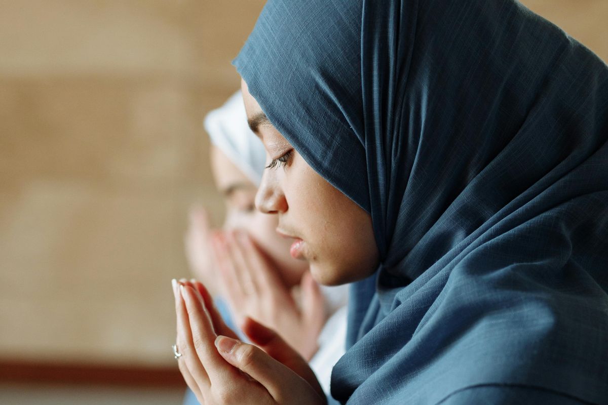 Ilustrasi berdoa saat menjenguk orang sakit