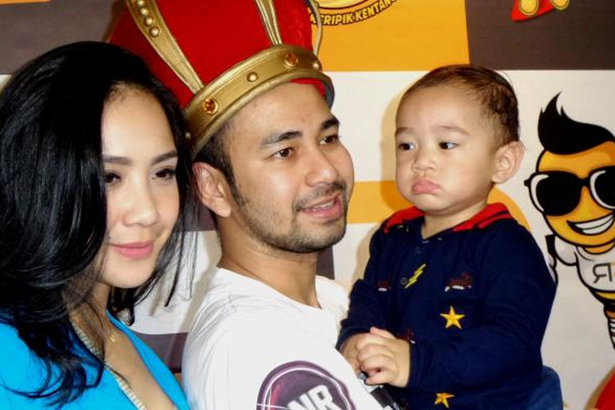 Pembawa acara Raffi Achmad bersama sang putra, Rafathar Malik Ahmad dan istrinya, Nagita Slavina saat menggelar jumpa pers film Rafathar di Senayan City, Jakarta Selatan, Minggu (6/11/2016).