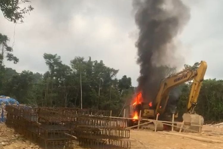 Sebuah ekskavator di lokasi pembangunan puskesmas di Maybrat, Papua Barat Daya, dibakar OTK, Jumat (27/10/2023) pagi
