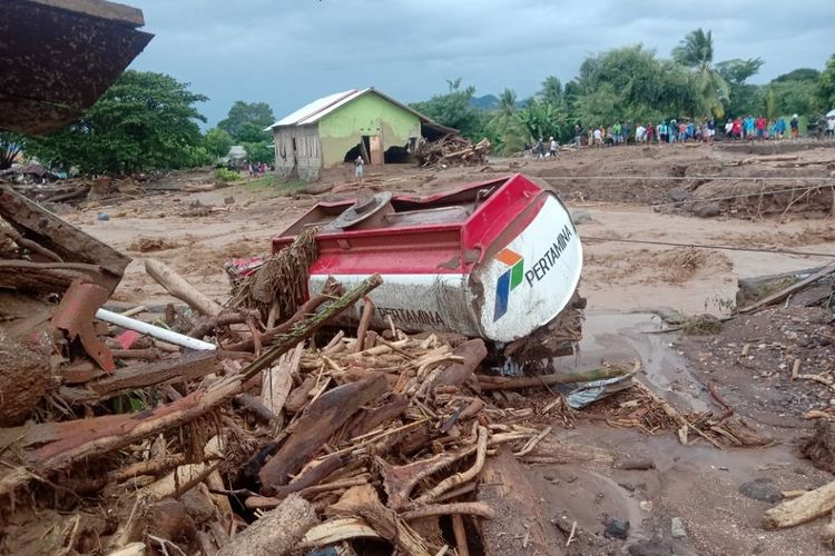 Sejumlah rumah dan kendaraan rusak akibat banjir bandang di Desa Waiburak, Kecamatan Adonara Timur, Flores Timur, NTT, Minggu (4/4/2021). Berdasarkan data BPBD Kabupaten Flores Timur sebanyak 23 warga meninggal dunia akibat banjir bandang yang dipicu hujan dengan intensitas tinggi pada minggu dini hari. ANTARA FOTO/HO/Dok BPBD Flores Timur/wpa/foc.