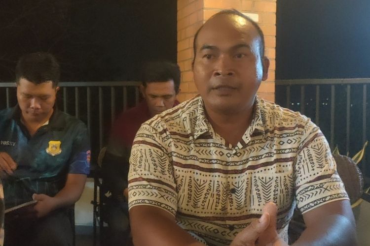 Kepala Ops Lanud Pattimura Mayor TNI Andi saat memberikan keterangan kepada wartawan tekait keributan antara oknum TNI AU dengan pemandu karaoke di Ambon, Minggu malam (1/10/2023)