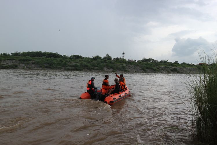 Petugas gabungan dari Basarnas dan BPPD Jombang, melakukan pencarian korban perahu terbalik di sungai Brantas di wilayah Dusun Klaci, Desa Brodot, Kecamatan Bandar Kedungmulyo, Kabupaten Jombang, Jawa Timur, Minggu (1/3/2020).