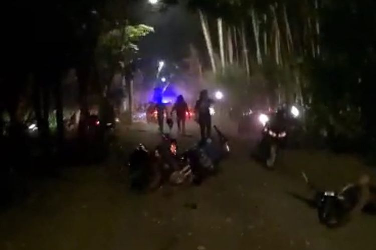 Tangkapan layar video aksi anggota perguruan silat di Jember yang merusak rumah warga dan menganiaya pengendara motor di Jember