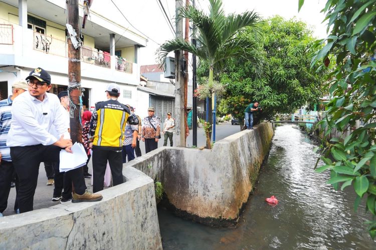 Wakil Wali Kota Tangerang Selatan (Tangsel) Pilar Saga Ichsan saat melakukan peninjauan sekaligus pemetaan titik banjir di wilayah Reni Jaya Pamulang, Kamis (8/6/2023).

