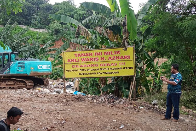 Lahan proyek saringan sampah Kali Ciliwung TB Simatupang diklaim oleh warga. Lahan itu berada di perbatasan Jakarta Selatan dan Jakarta Timur, tepatnya di perbatasan Jagakara dan Pasar Rebo.