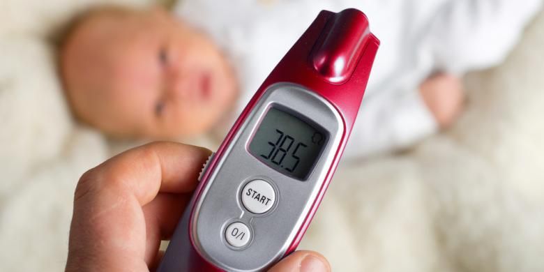 Ilustrasi mengukur suhu tubuh bayi