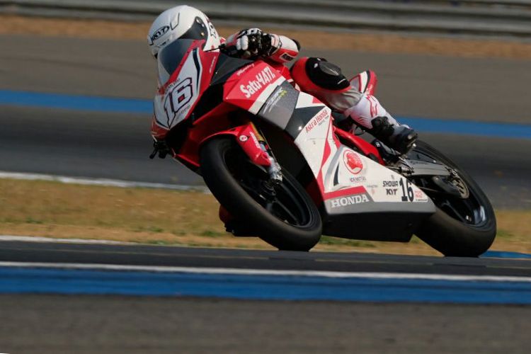 Pebalap AP250 AHRT,  Mario Suryo Aji berhasil naik podium di Race I Buriram, Sabtu (3/3/2018)