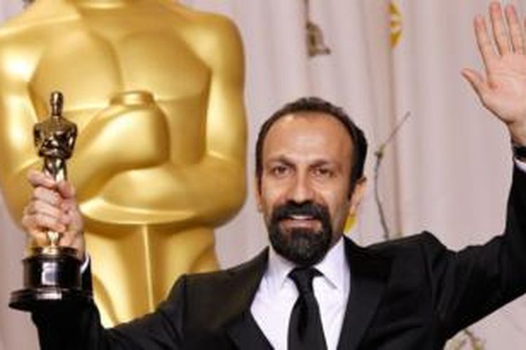 Sutradara Iran Asghar Farhadi mengangkat piala Oscar yang diperolehnya pada 2012 untuk film karyanya, A Separation.