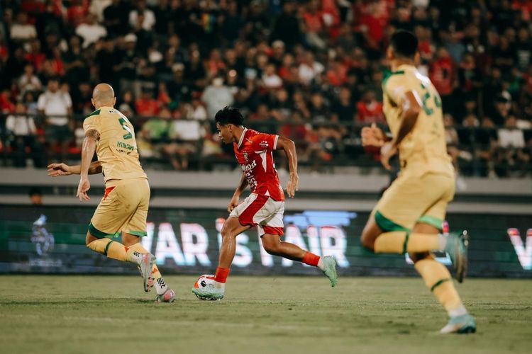 Momen Rahmat Arjuna pada laga Bali United vs Persebaya Surabaya di Stadion Kapten I Wayan Dipta, Gianyar, Sabtu (7/2/2026).
