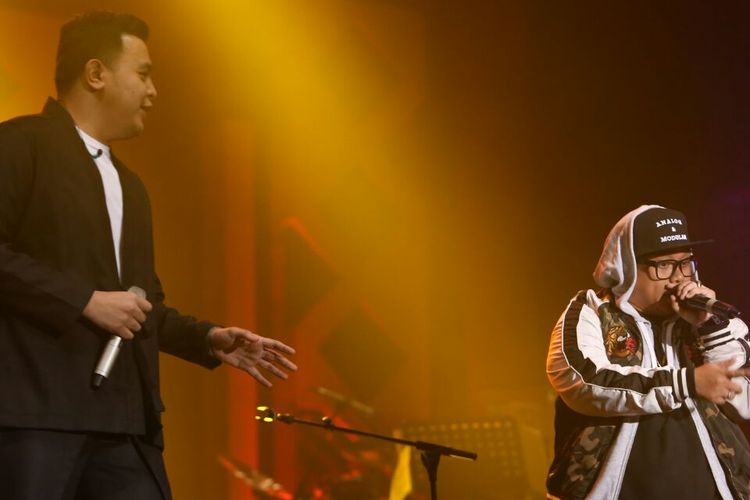 Vokalis Tulus berkolaborasi dengan rapper Igor Saykoji dalam gelaran Java Jazz Festival di Hall D2 JIExpo, Kemayoran, Jakarta Pusat, Sabtu (4/3/2017). 