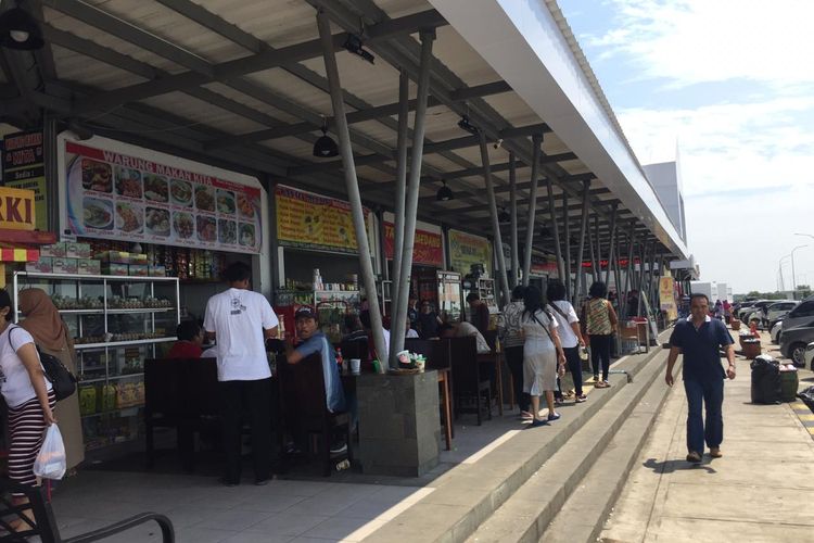 Suasana tempat makan di Tempat Istirahat KM 294 B Tol Pejagan-Pemalang yang penuh, Minggu (21/4/2019).