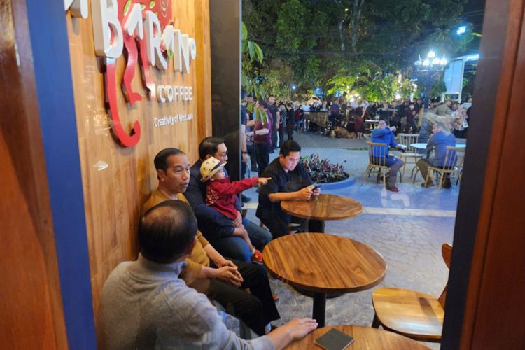 Presiden Joko Widodo saat menyicipi kopi di Pasar Kreatif Jawa Barat,, Kota Bandung, Selasa (11/7/2023).