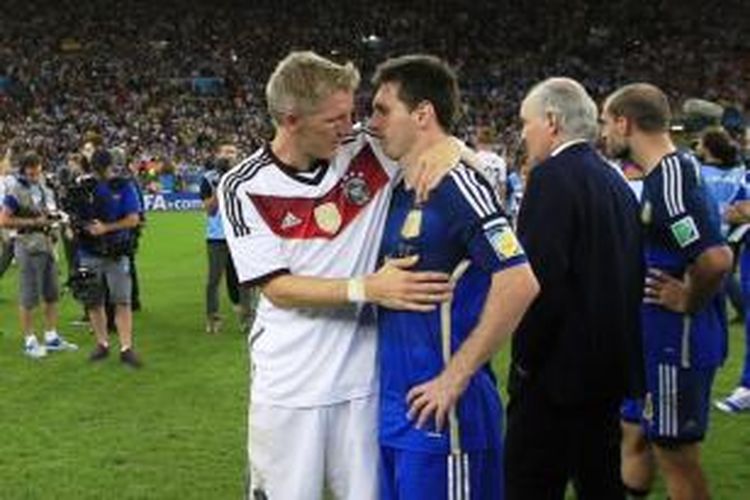 Pemain Jerman Bastian Schweinsteiger merangkul pemain Argentina Lionel Messi setelah Jerman mengalahkan Argentina 1-0 di final Piala Dunia 2014 di Stadion Maracana, Rio de Janeiro, Brasil, Minggu (13/7/2014) atau Senin dini hari WIB.