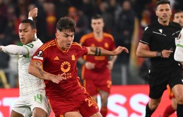 Penyerang AS Roma, Paulo Dybala, tengah merebut bola dengan pemain Feyenoord, Igor Paixxao dalam playoff 16 besar Liga Europa 2023-2024 antara AS Roma vs Feyenoord di Stadion Olimpico pada 22 Februari 2024.