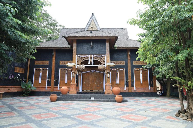 Lembur Pakuan di Subang tak hanya dikenal sebagai daerah rumah Gubernur Jawa Barat, Dedi Mulyadi, tapi juga suasana permukiman yang asri.