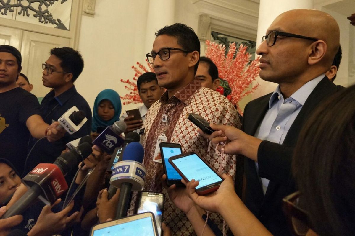 Wakil Gubernur DKI Jakarta Sandiaga Uno bersama Duta Besar Singapura untuk Indonesia Anil Kumar Nayar di Balai Kota DKI Jakarta, Jalan Medan Merdeka Selatan, Jumat (3/11/2017). 