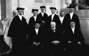 Guru besar RHS pada Upacara Pembukaan Rechtshoogeschool te Batavia atau sekolah hukum pada hari Selasa, 28 Oktober 1924. Duduk di depan paling kiri adalah Prof. Dr. R. A. Hoesein Djajadiningrat - guru besar pertama bumiputera di Hindia Belanda.