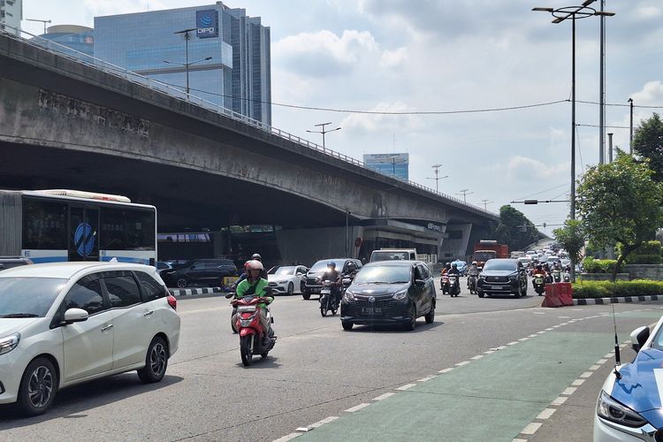 Kondisi lalu lintas pasca-kecelakaan di Simpang Slipi, Selasa (26/11/2024).