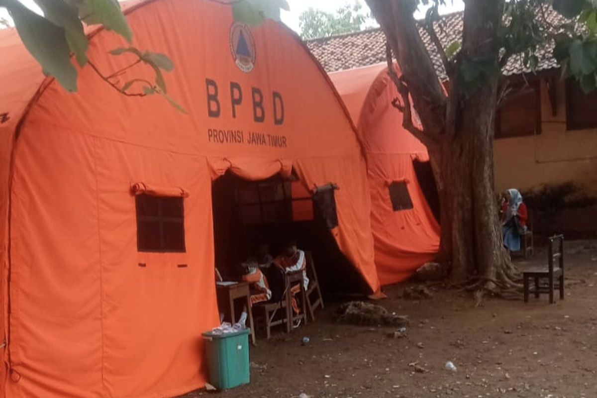 Siswa SDN Tamberu 2 masih belajar di tenda darurat di Desa Tamberu, Kecamatan Batumarmar, Kabupaten Pamekasan, Jumat (31/10/2025).(KOMPAS.COM/Fathor Rahman)