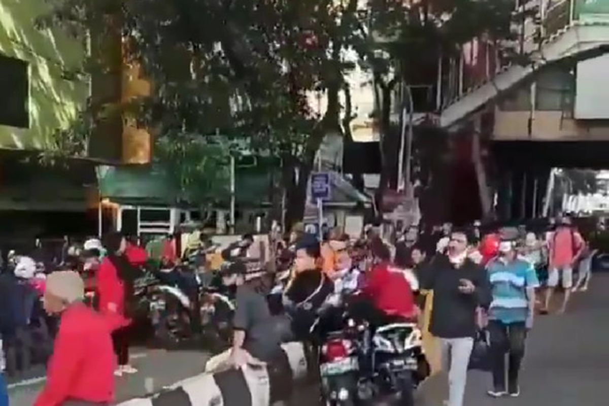 foto tangkapan layar dari video kerumunan warga di depan Pasar Cipulir, Kebayoran Lama, Jakarta Selatan.