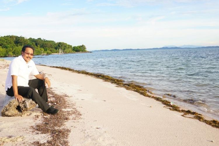 Gubernur Kepulauan Riau (Kepri) Nurdin Basirun saat megunjungi Pulau Duyung yang ada di Kabupaten Lingga, Selasa (11/9/2018). Dia akan menjadikan pulau ini sebagai salah satu destinasi pariwisata di Kepri untuk penambah PAD Kepri.