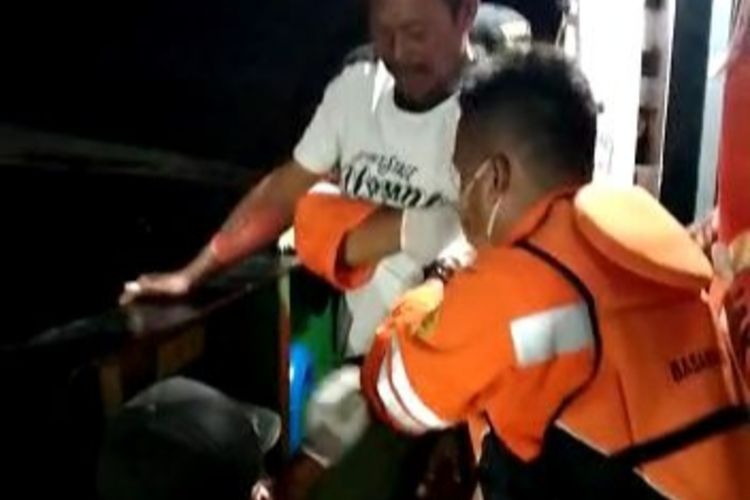 Adi (49), nelayan asal Lubuk Besar, Bangka Tengah saat dievakuasi tim SAR, Jumat (2/7/2021).