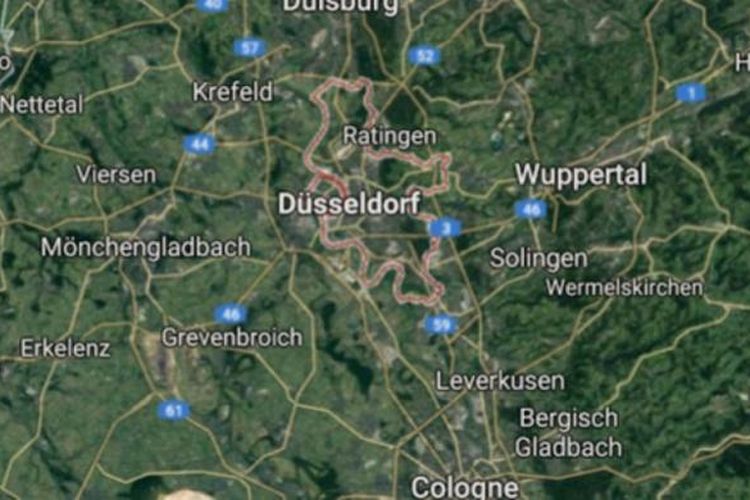 Warga dievakuasi dari rumah-rumah, toko dan perkantoran, setelah ditemukan sebuah bom sisa Perang Dunia II yang belum meledak di areal konstruksi di Kota Duesseldorf. 