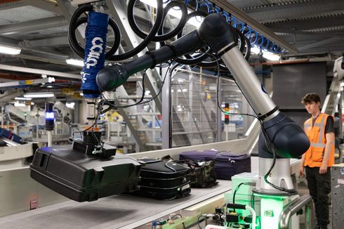 Bos Amazon: Mitos bahwa Robot Bakal Rebut Pekerjaan Manusia