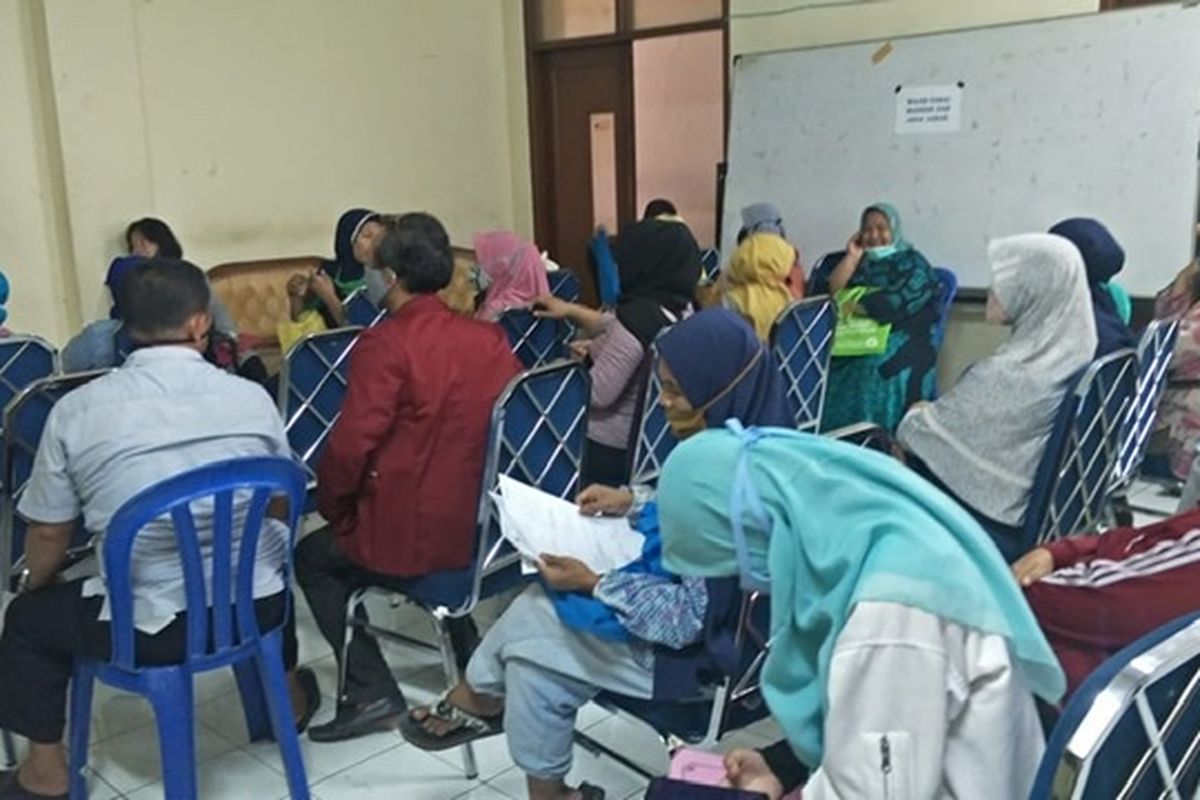 Warga sesaki kantor  Dinas Kota Bekasi, Jalan Lapangan Tengah, Bekasi Timur, Kamis (2/7/2020).