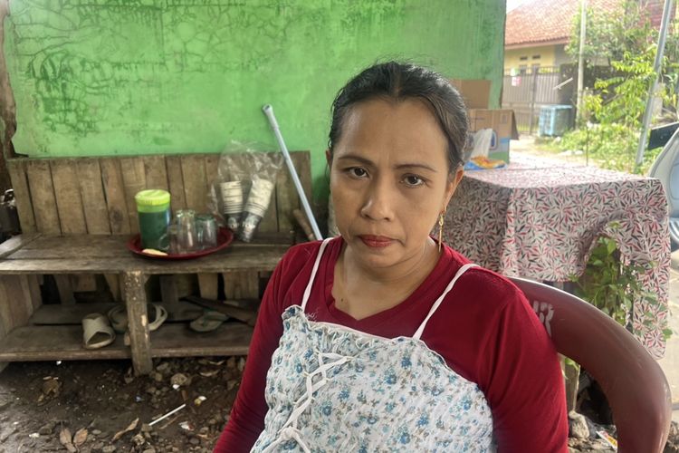 Lilis Rohaety (50) ibu kandung Sella Sayora korban tewas akibat kebakaran di toko bingkai Saudara Frame di Jalan Mampang Prapatan Raya, Jakarta Selatan.