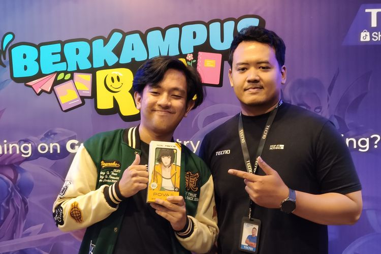 Mahasiswa Ukrida bernama Albert (kiri) mendapatkan Tecno Pova 6 karena berhasil menjadi MVP di Grand FInal MLBB Berkampus Ria di Ukrida pada Kamis (29/8/2024).