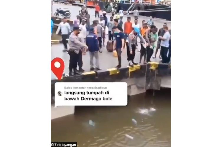 Tangkapan layar video sejumlah anggota polisi menumpahkan miras dan membuang botolnya ke laut.