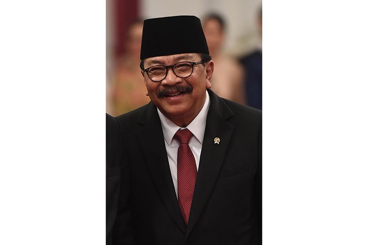 Anggota Dewan Pertimbangan Presiden (Wantimpres), Soekarwo berpose sebelum upacara pelantikan di Istana Merdeka, Jakarta, Jumat (13/12/2019). Presiden resmi melantik sembilan orang Wantimpres periode 2019-2024.