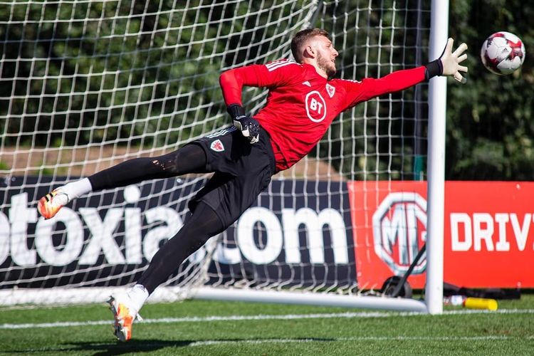 Persib Bandung kembali memakai jasa kiper asing di Liga 1 2025-2026 dengan mendatangkan eks penjaga gawang Timnas Wales U21 Adam Przybek. 