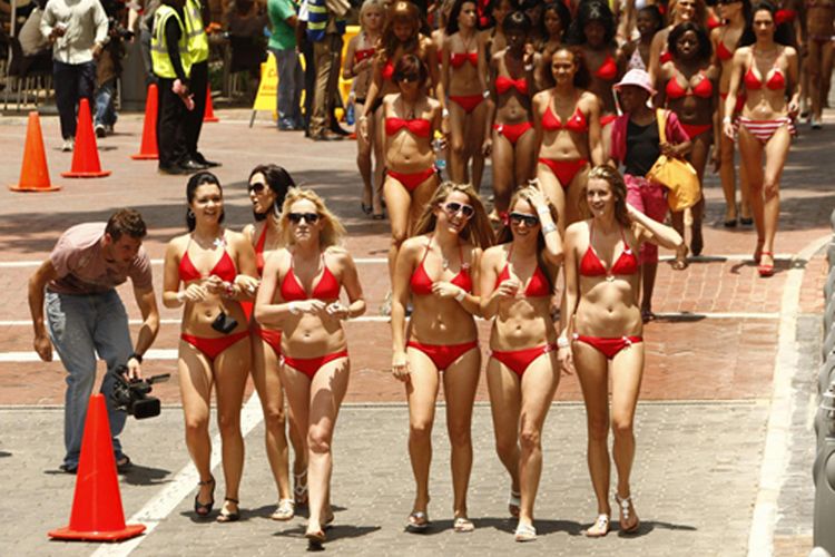 Para peserta aksi berbikini yang mencatatkan rekor di the Guinness World Record sebagai parade bikini terbesar di dunia, sekaligus aksi kesadaran kanker payudara, yang digelar di Johannesburg, Afrika Selatan, 7 November 2009.  