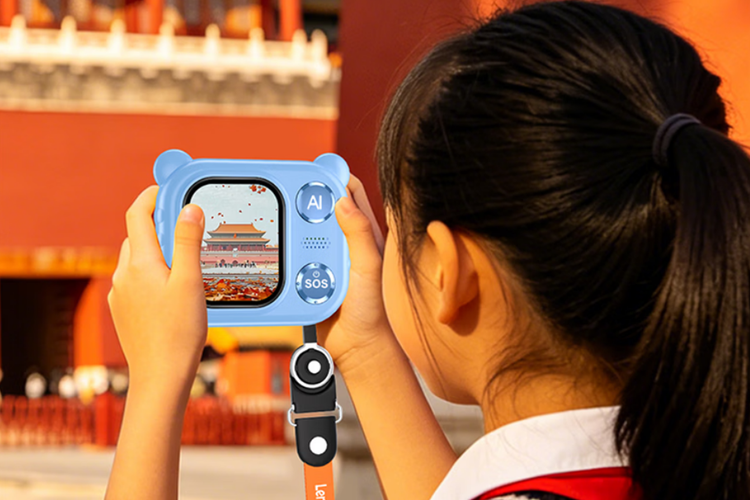 Lenovo juga menggabungkan kamera ini dengan teknologi AI multimodal. Artinya, anak-anak dapat mengarahkan kamera ke objek tertentu lalu meminta AI mengidentifikasinya. Misalnya tanaman, hewan, atau benda sehari-hari yang belum mereka kenal.