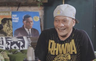 Iwa K sedang berbincang dengan David Bayu. (Bidikan YouTube Davi Bayu Tube). 