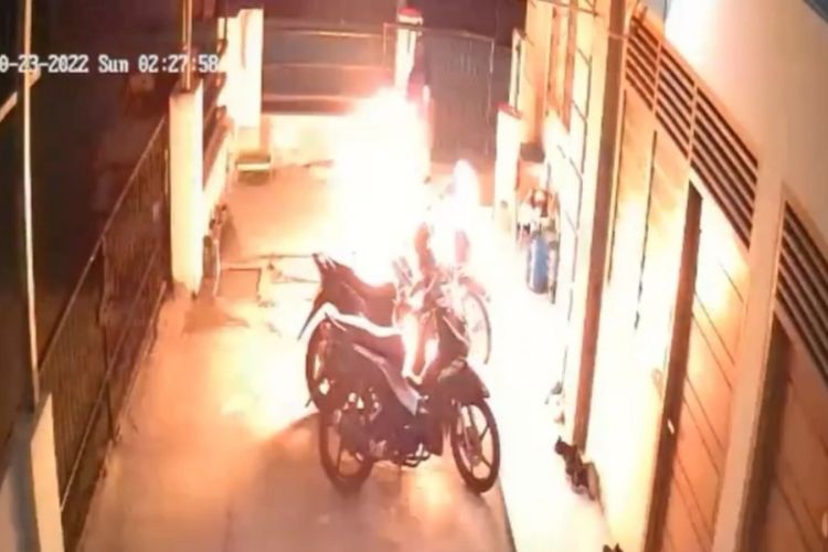 Tangkapan layar rekaman CCTV detik-detik AM (18) membakar sepeda motor milik seorang penjual nasi goreng, di Kecamatan Sukajadi, Kota Pekanbaru, Jumat (11/11/2022).